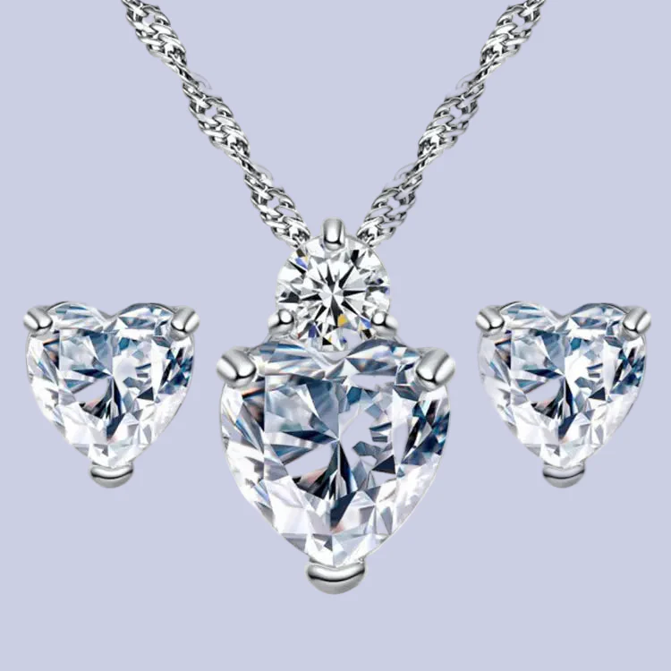 Conjunto de pendientes y collar con circonitas en forma de corazón