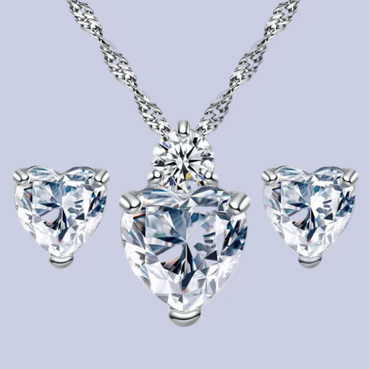 Conjunto de pendientes y collar con circonitas en forma de corazón