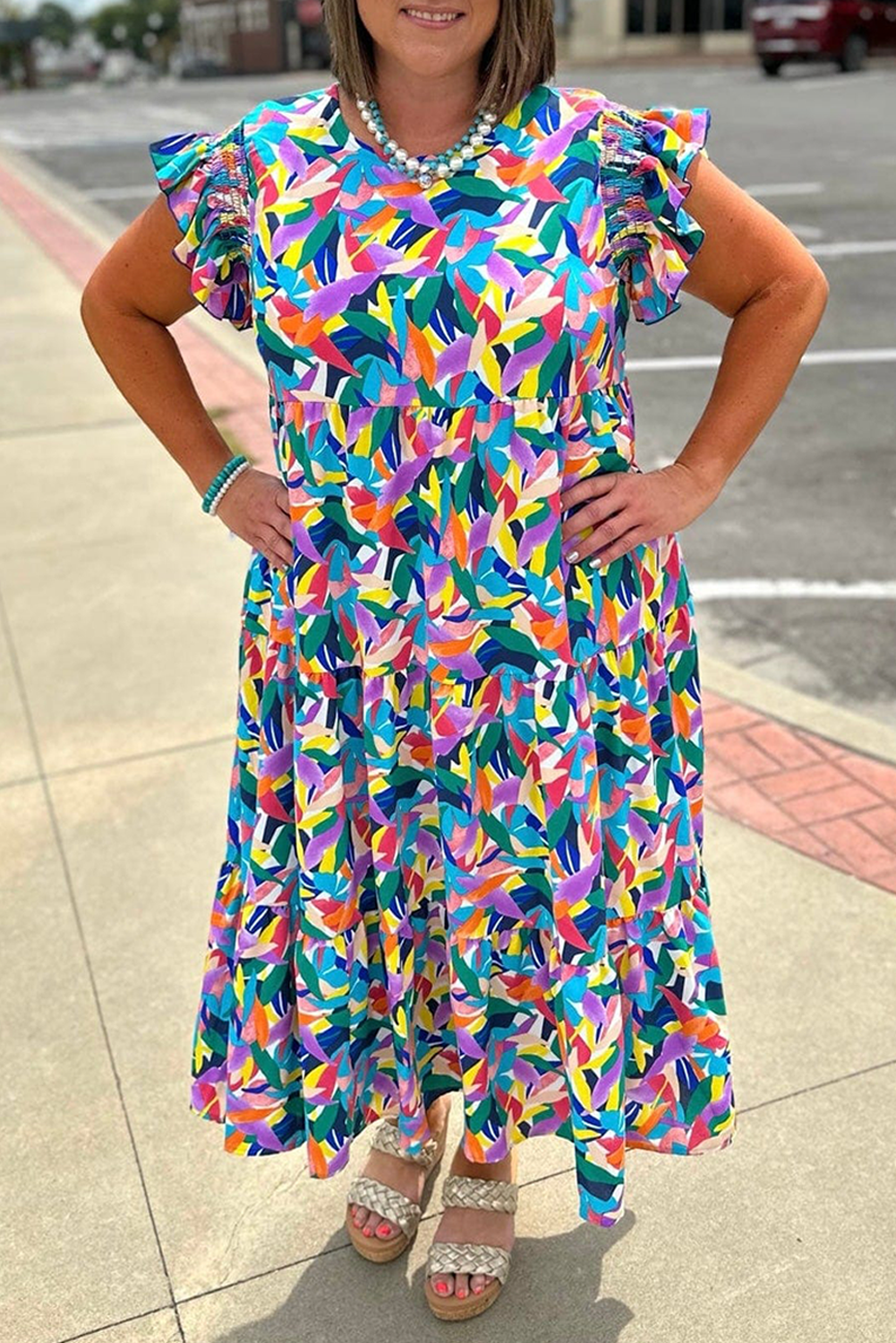 Vestido largo escalonado de talla grande con estampado abstracto azul y manga con volantes