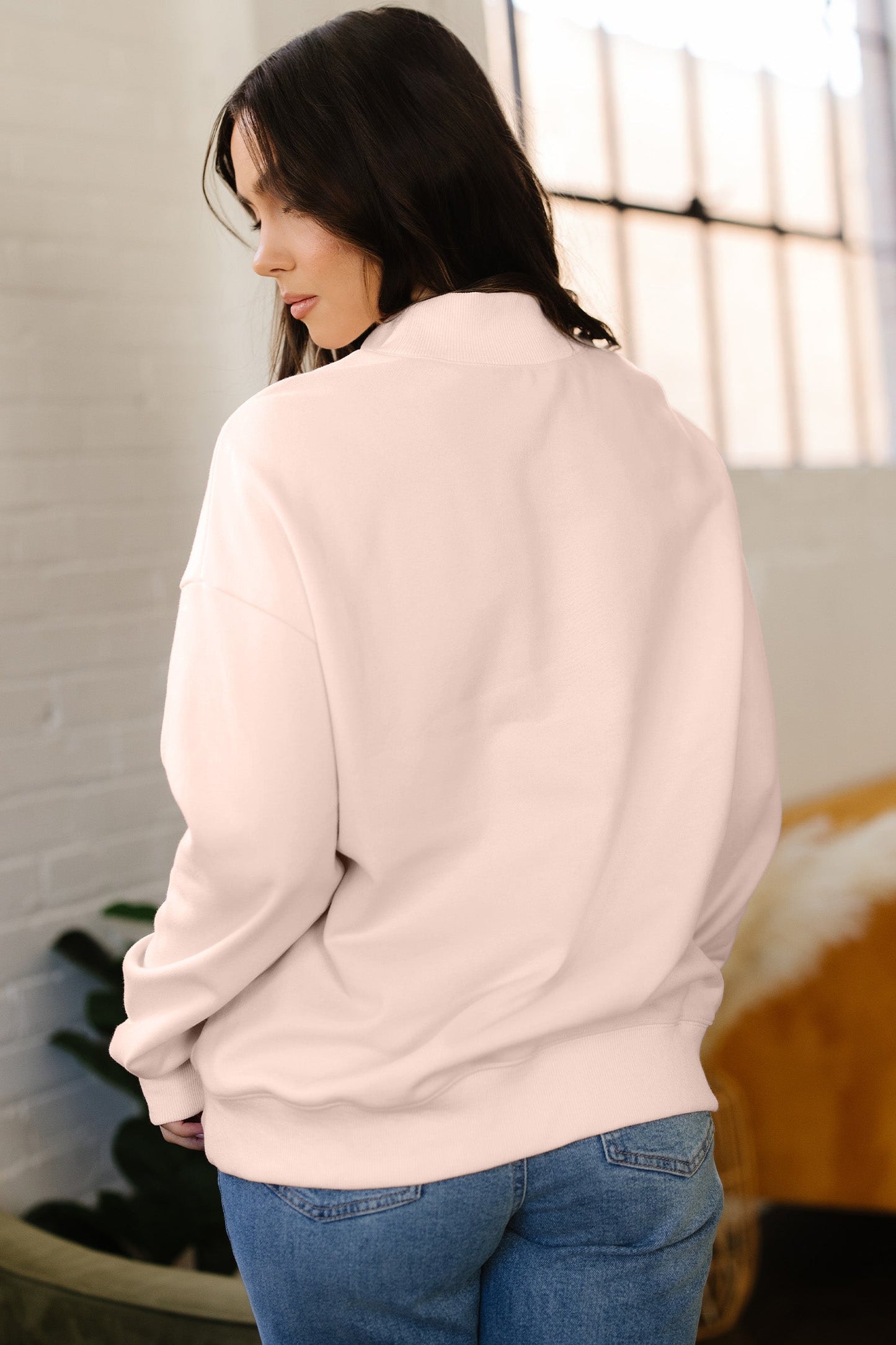 Sudadera extragrande de cuello alto rosa brillante con bordado "Blessed"
