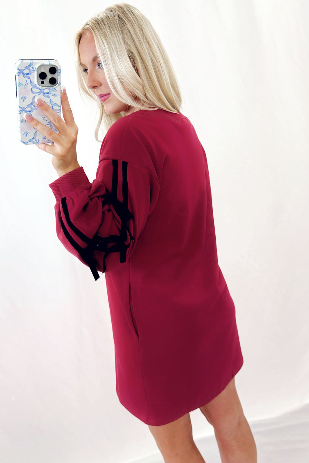 Vestido sudadera con bolsillos, detalle de lazo y hombros caídos en rojo carreras con rayas en contraste