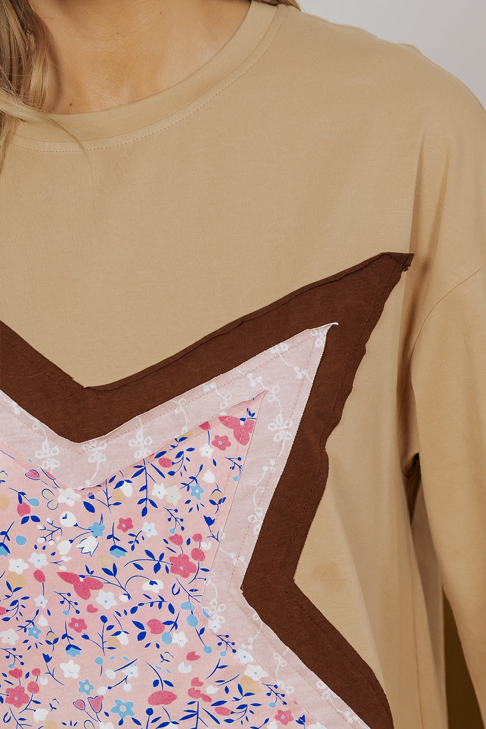 Top de manga 3/4 con retazos de estrellas florales y camel
