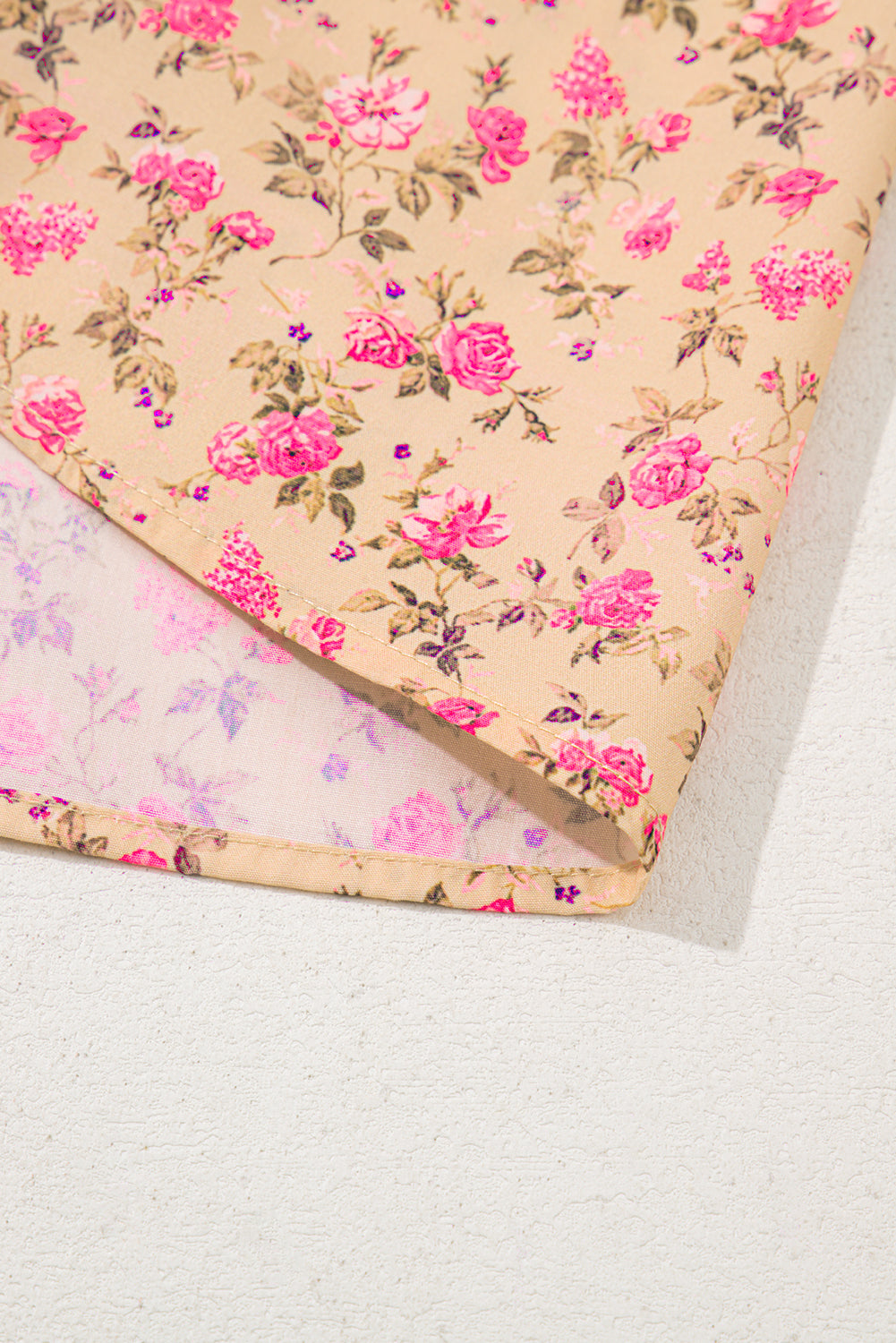 Blusa de color beige francés claro con estampado floral, lazo, pliegues en el busto y media manga abullonada