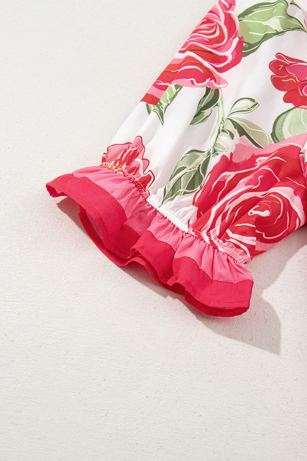 Blusa de manga corta Rose Plus Size con estampado floral y detalle de rayas con volantes