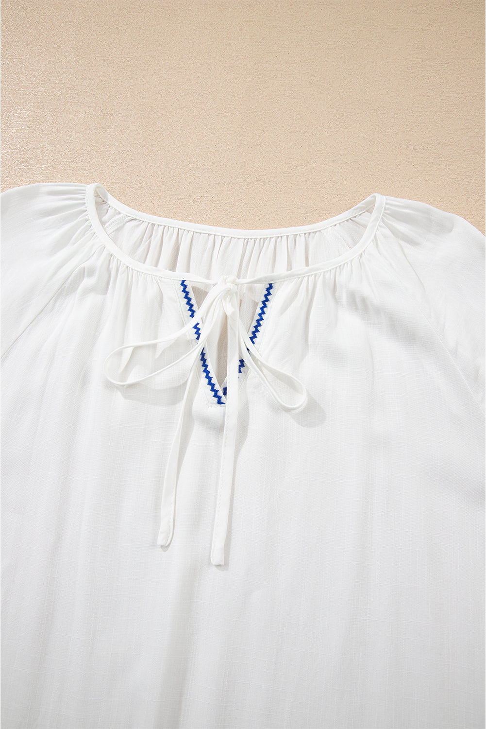 Blusa blanca bordada floral con cuello en V y cordón