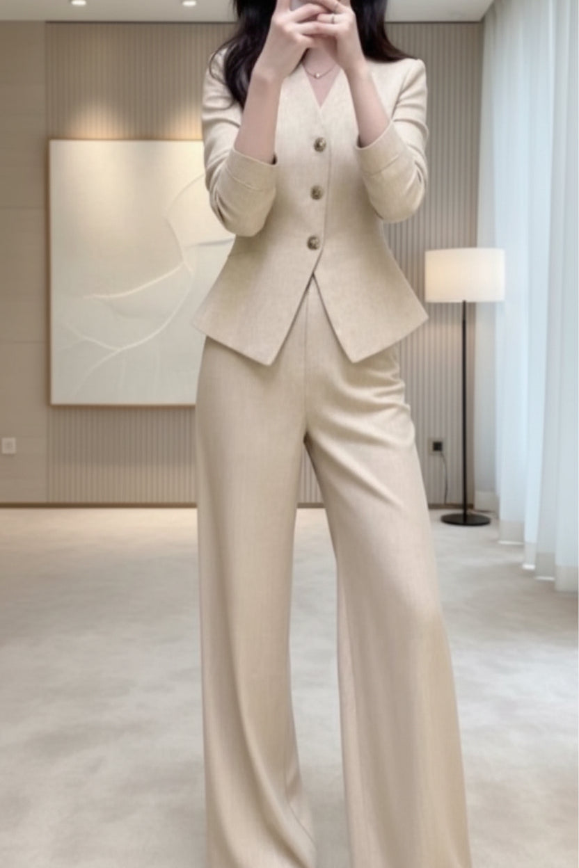 Conjunto de abrigo beige con cintura entallada y pantalones de pernera ancha