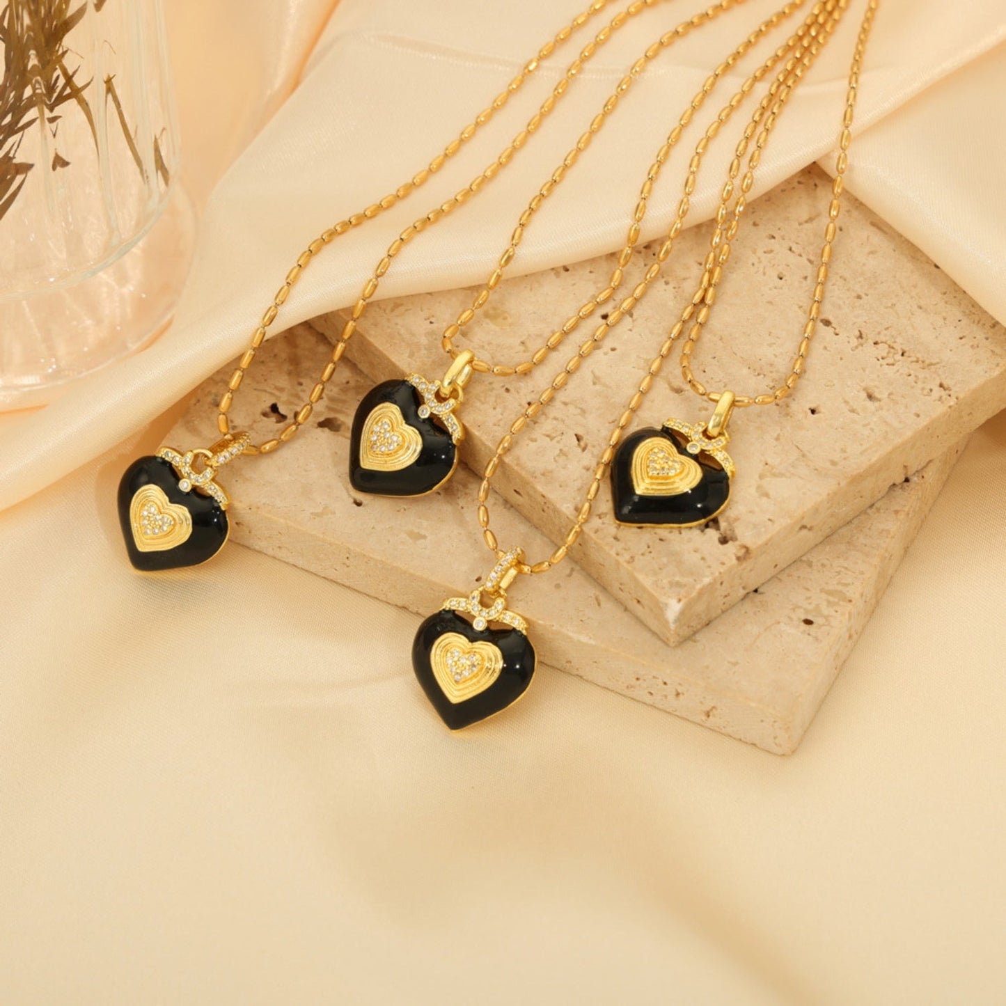 Collar con corazón de acero de titanio