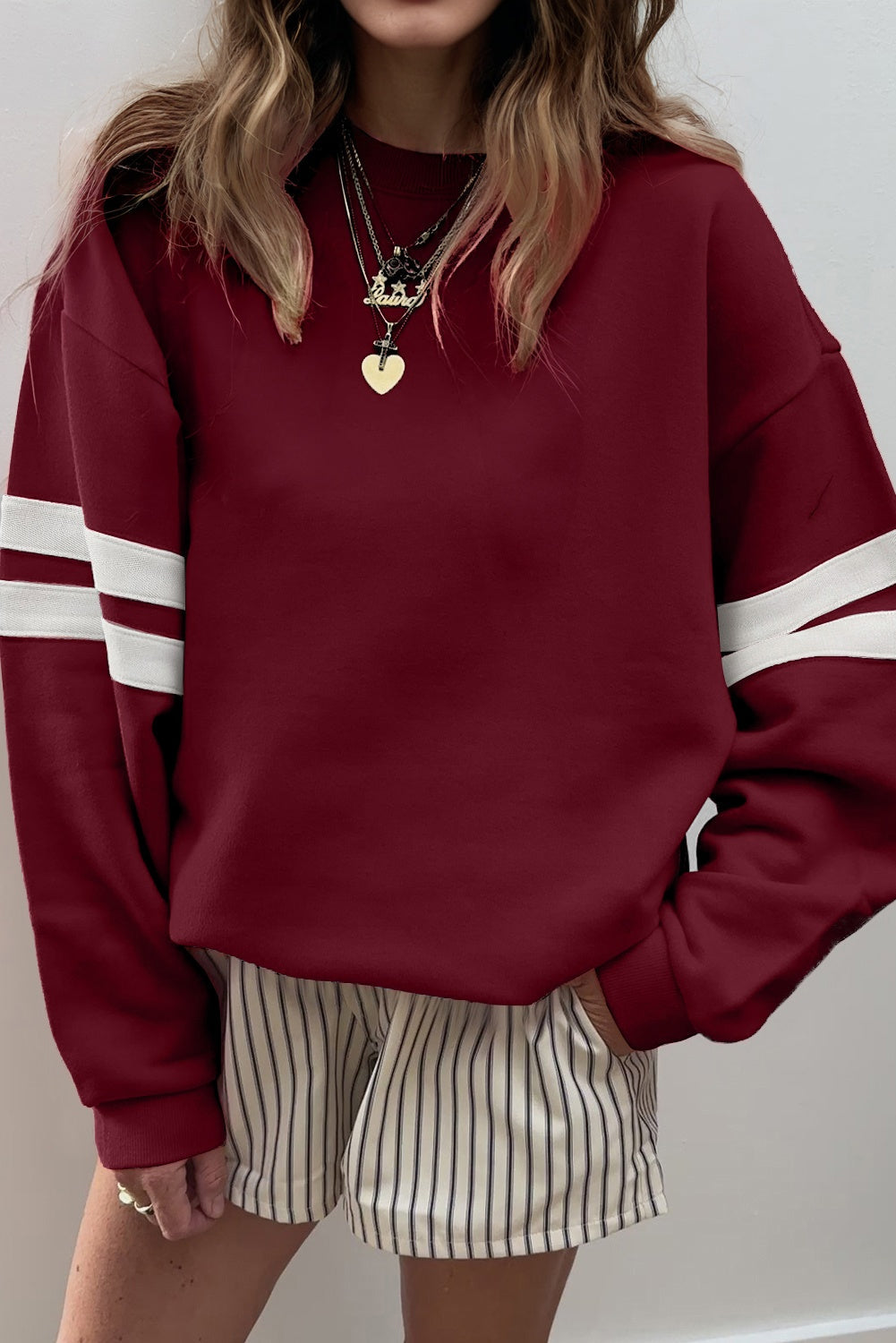 Sudadera Oversize Azul Cielo con Detalle de Rayas Universitarias y Hombros Caídos