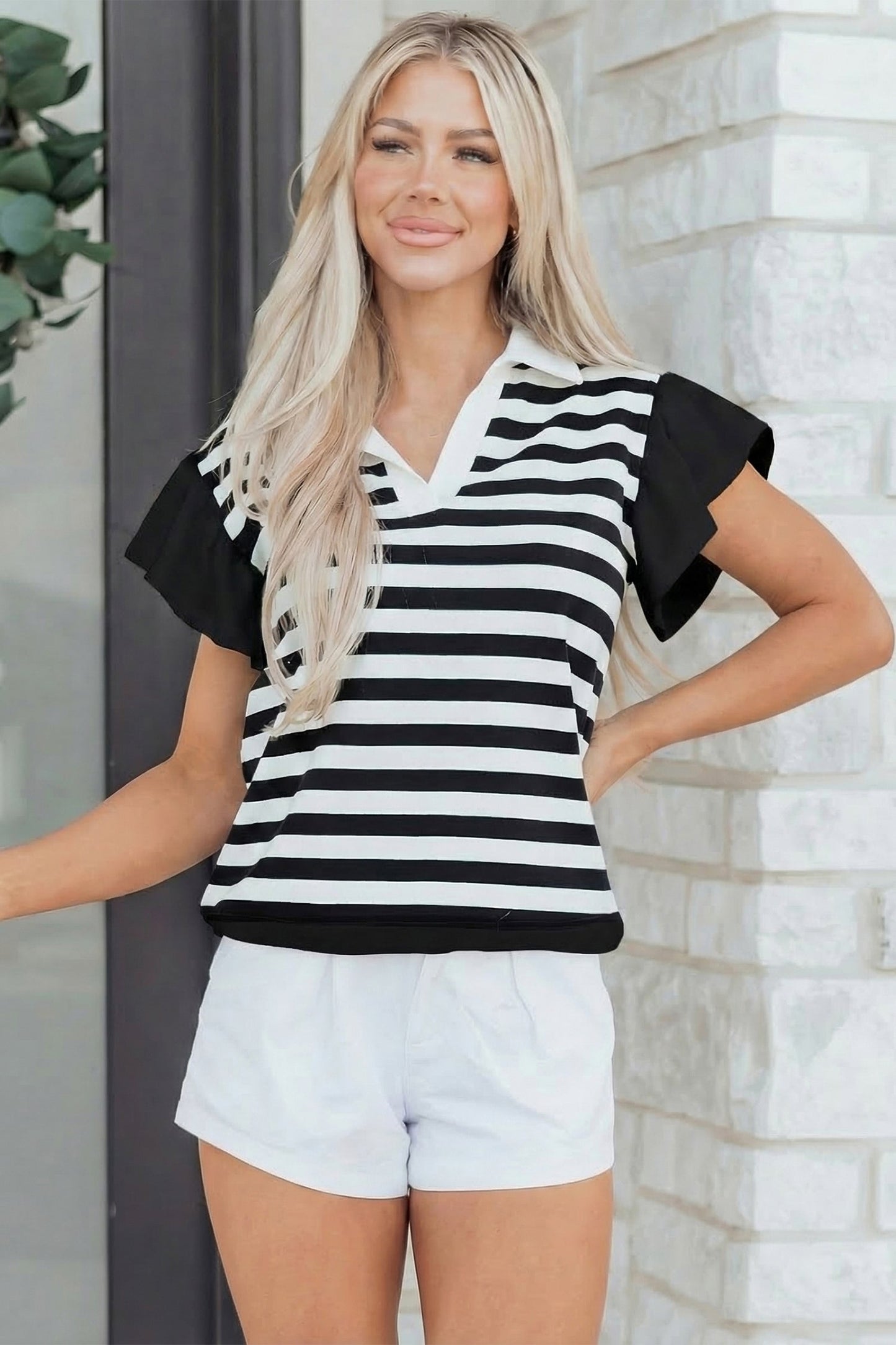 Blusa rosa a rayas con cuello en V y manga corta con volantes