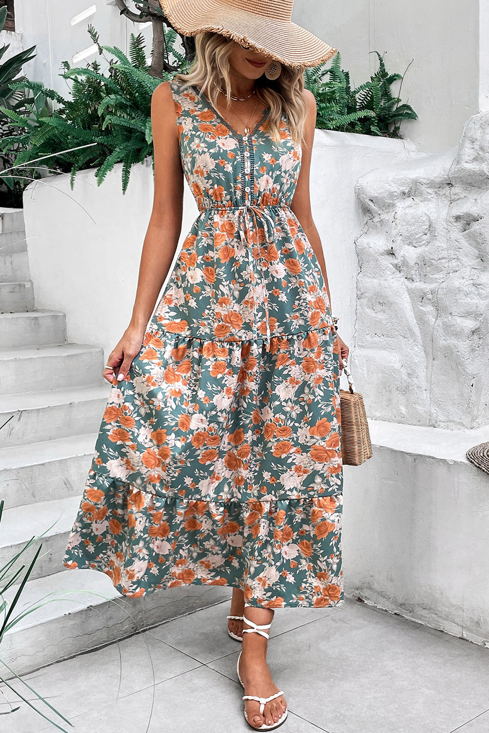 Vestido largo de fiesta sin mangas con cuello de pico, ajuste en la cintura con lazo y estampado floral verde