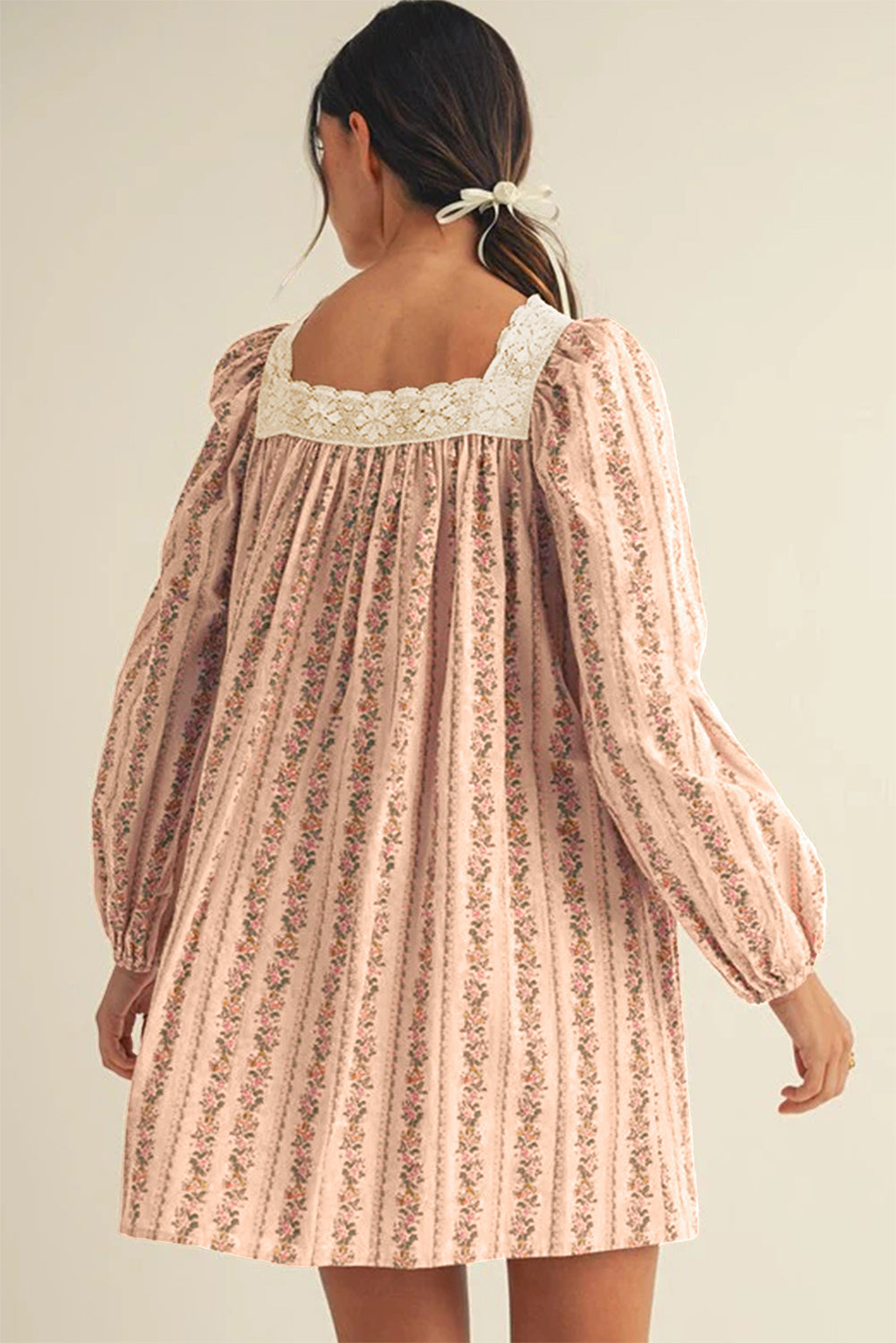 Minivestido suelto de manga larga con estampado floral caqui, lazo de terciopelo en contraste y encaje.