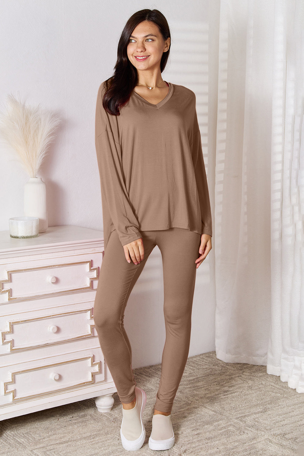 Conjunto de loungewear de pantalón y top de manga larga de rayón suave con cuello en V Basic Bae de talla grande