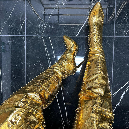 Botas de moda explosivas, sexis, con tachuelas doradas y tacón de aguja. Ver la tabla de tallas en "más detalles".