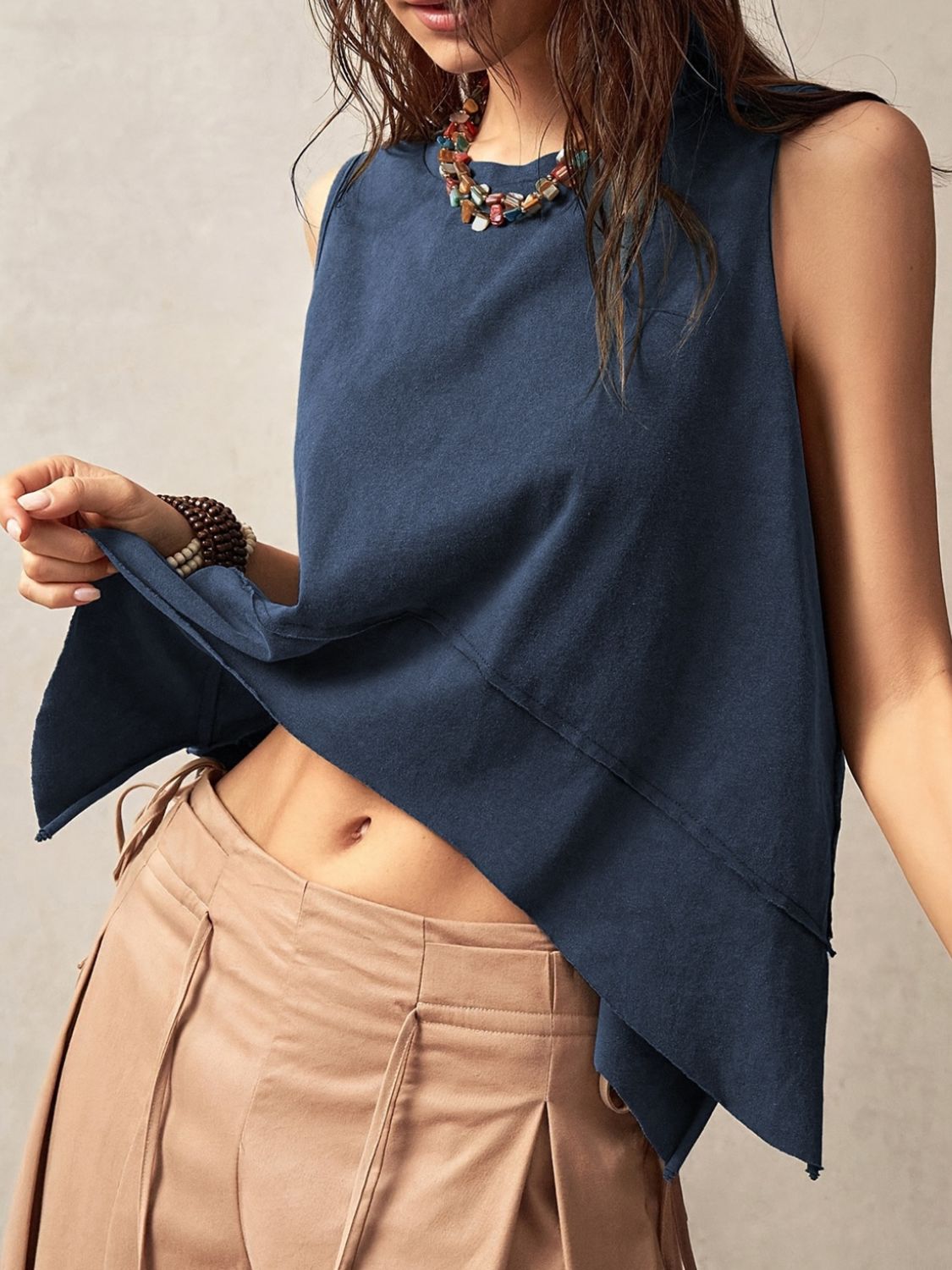 Camiseta sin mangas con cuello redondo, costura expuesta y abertura lateral