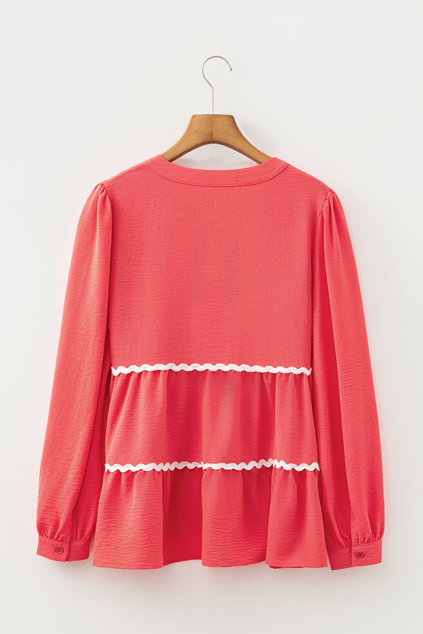 Camisa de manga larga con botones, cuello en V y ribete de ricrac en contraste color coral