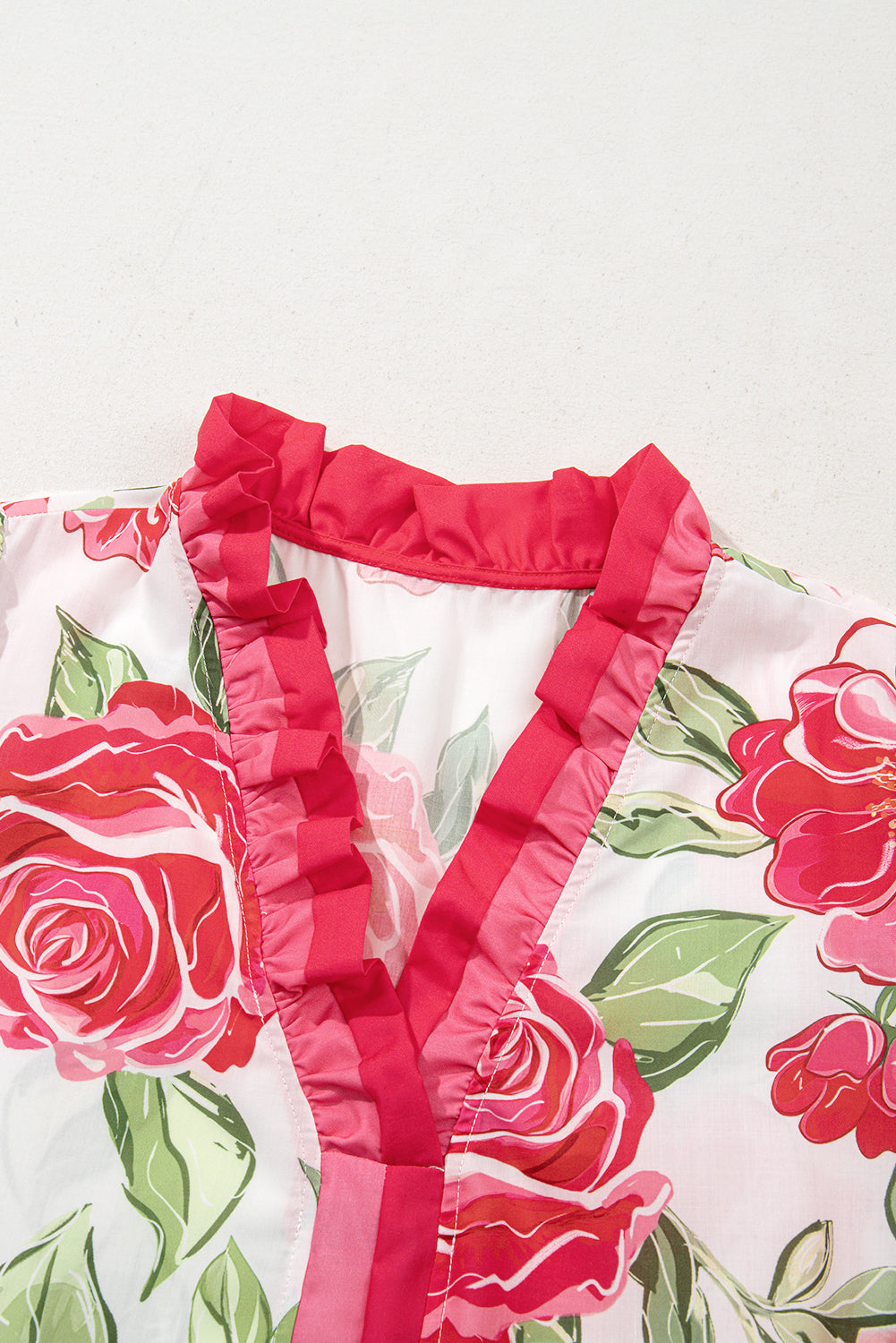 Blusa de manga corta Rose Plus Size con estampado floral y detalle de rayas con volantes