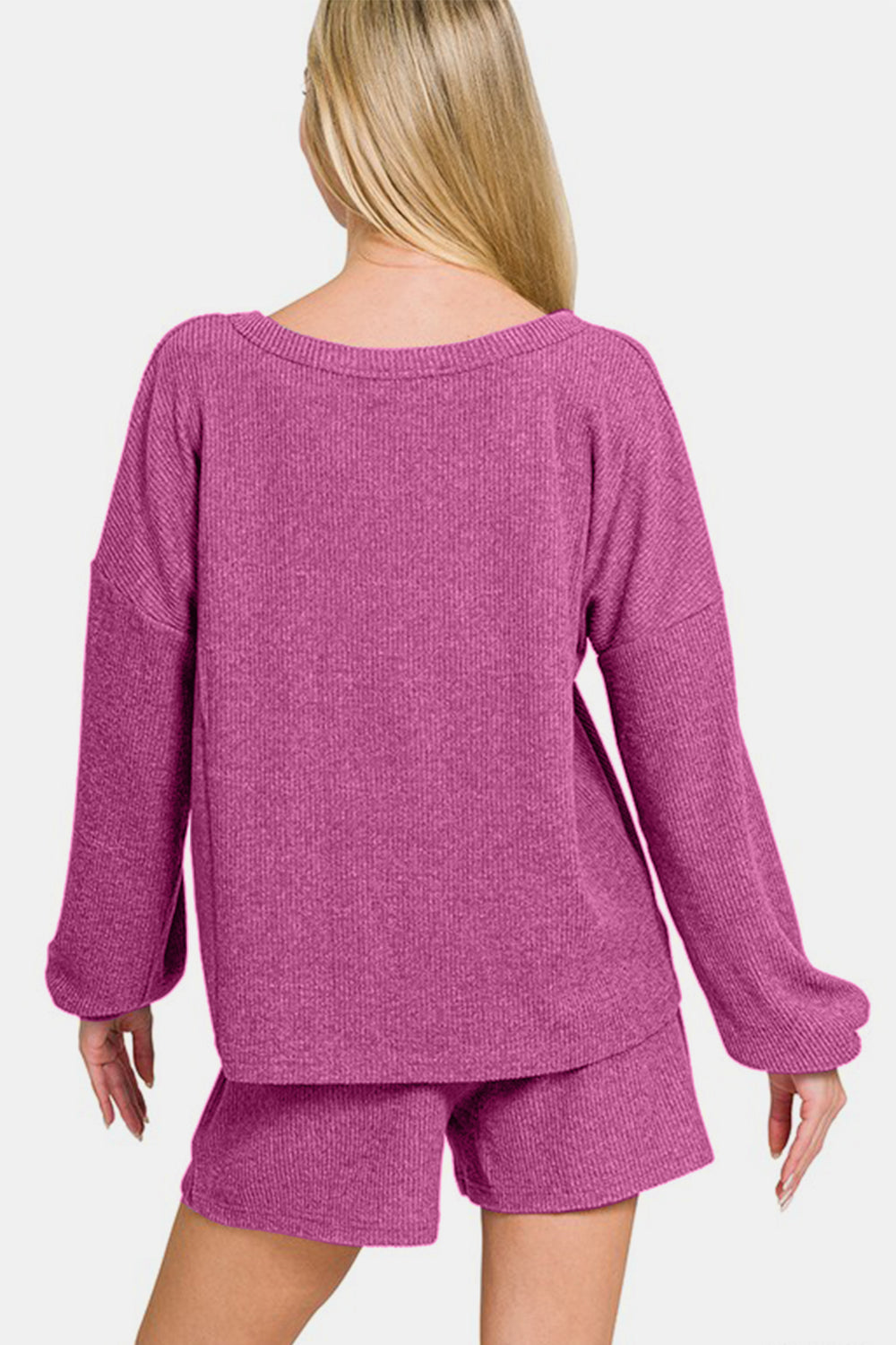 Conjunto de top de manga larga con cuello de pico y shorts de canalé Zenana