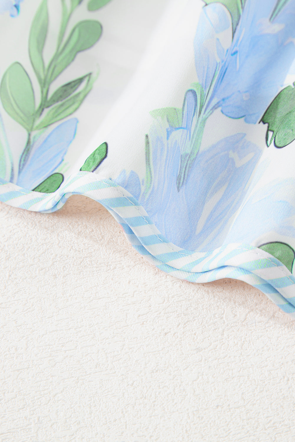 Minivestido de manga corta con capas y ribete en contraste floral azul cielo