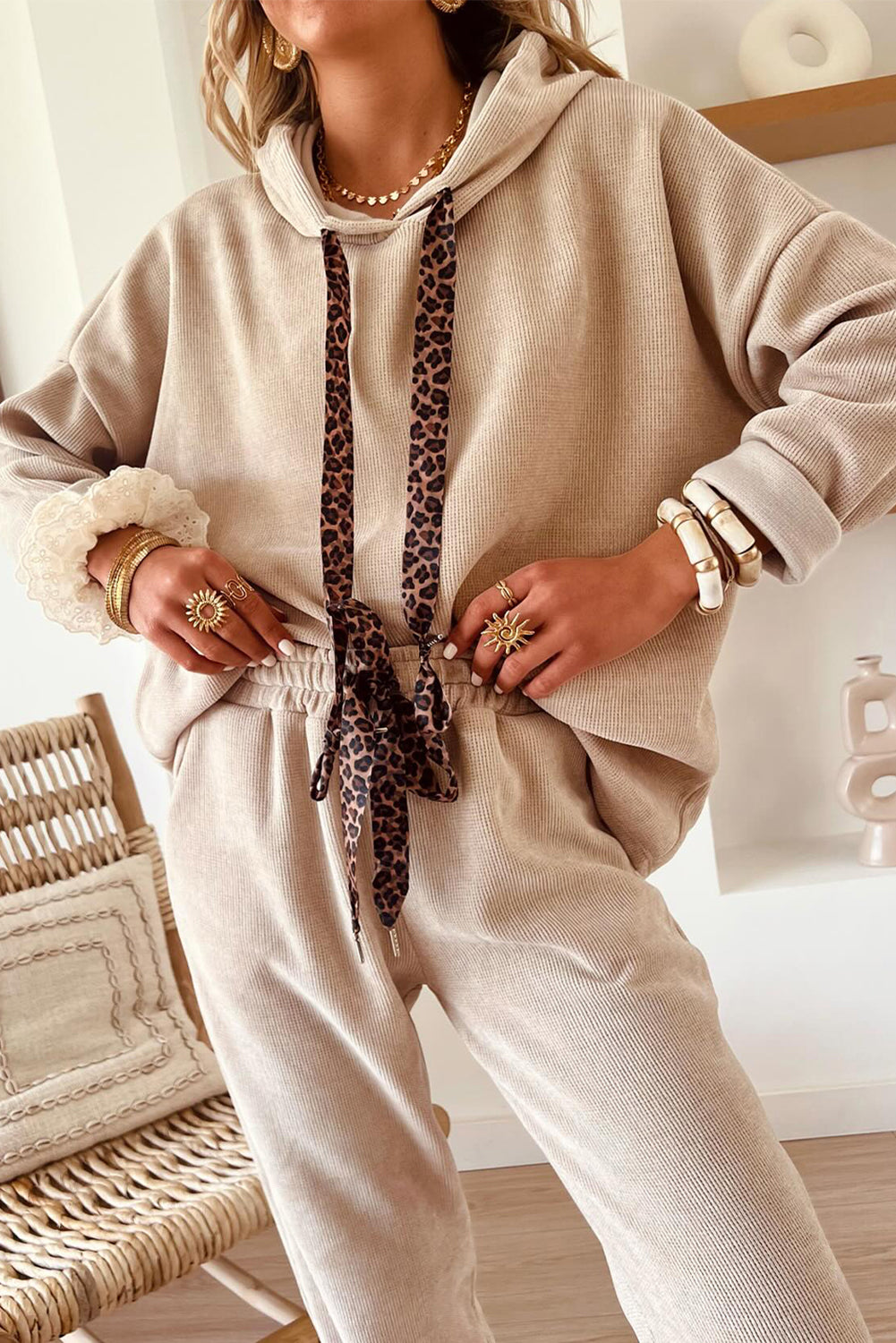 Sudadera con capucha y cordón gris humo y traje de pana de pantalón de talle alto