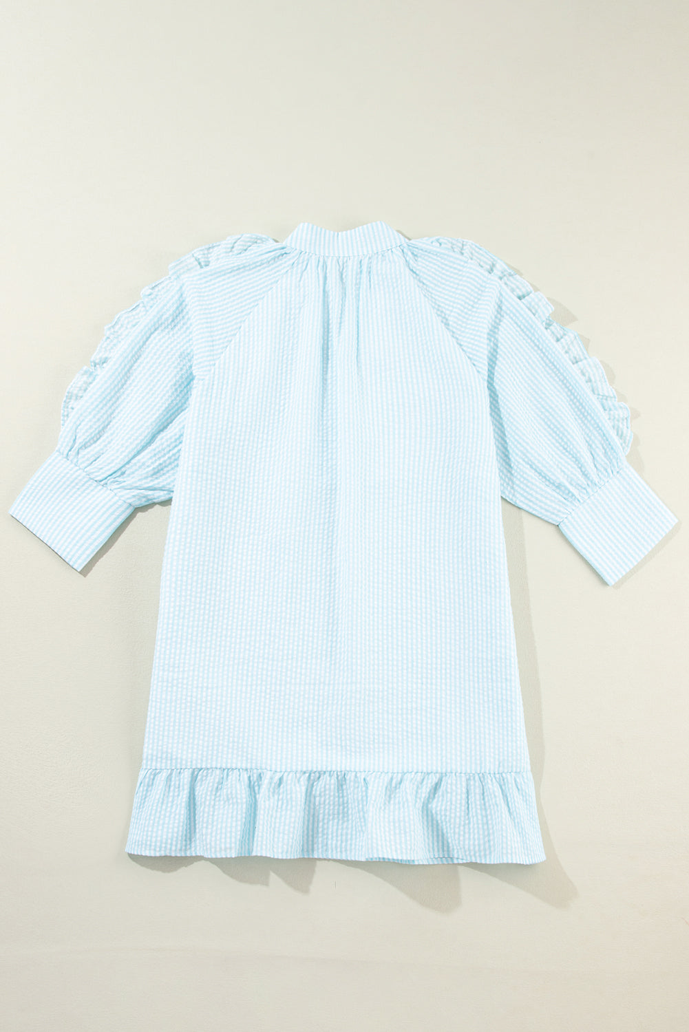 Minivestido con volantes, rayas y escote en V