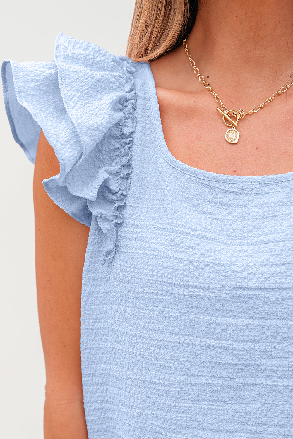 Blusa Beau Blue con mangas mariposa con volantes y nudo de lazo texturizado