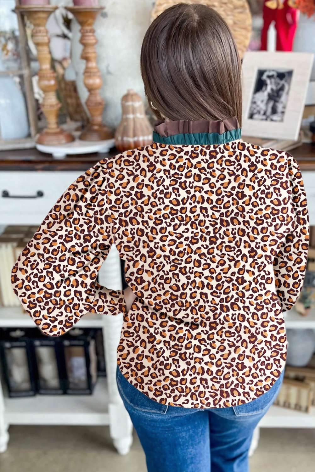 Camisa con cuello de pico, botones, estampado de leopardo marrón en contraste y ribete con volantes