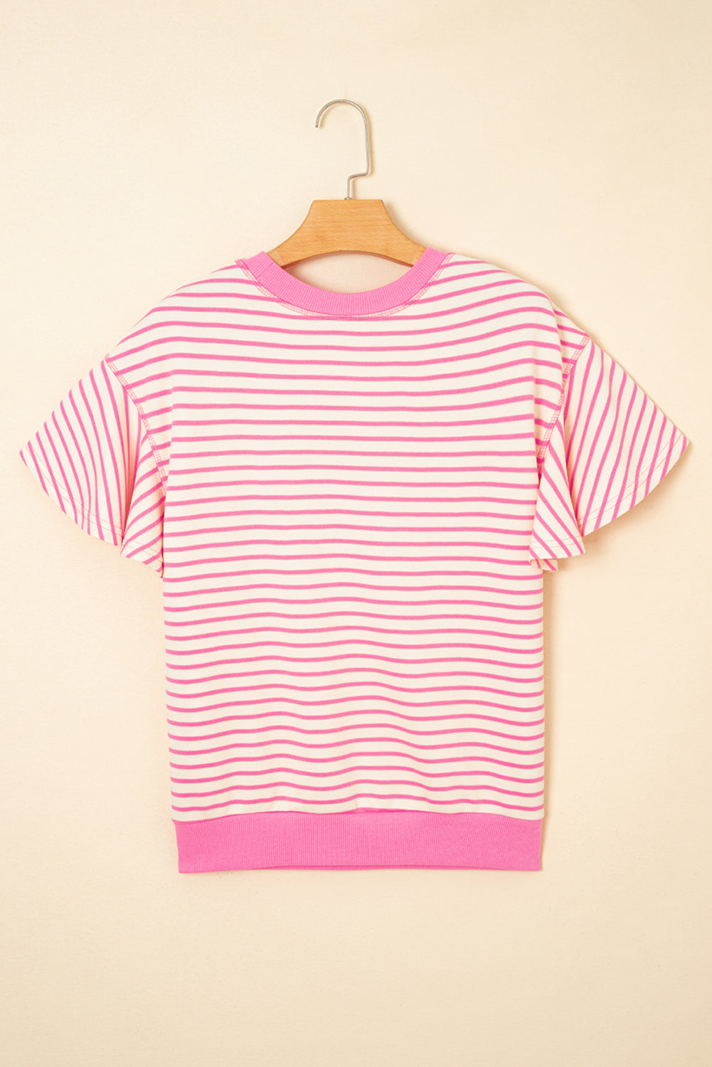 Top de manga corta con volantes a rayas y detalle en contraste rosa sobre rosa