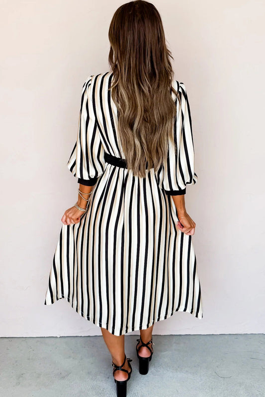 Vestido midi abotonado estilo camisa con mangas abullonadas 3/4 y raya negra