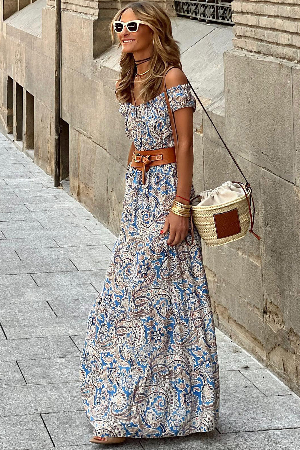 Vestido largo maxi con estampado paisley bohemio azul y hombros descubiertos