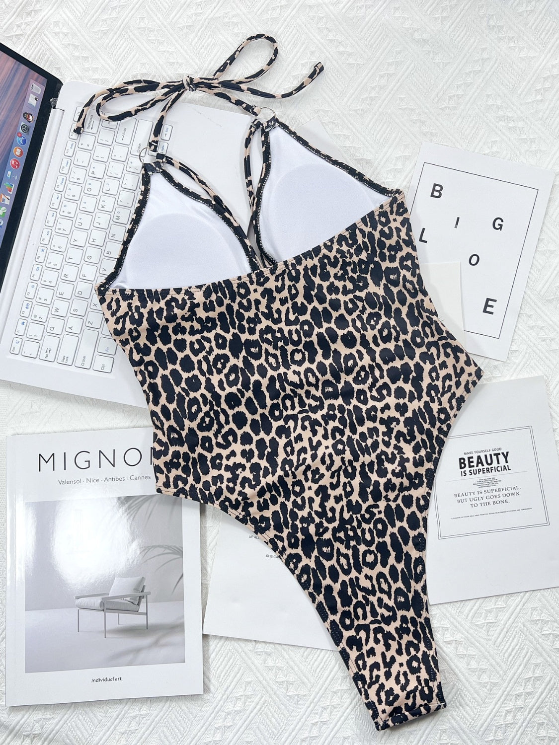 Bañador de una pieza con corte de leopardo y cuello halter