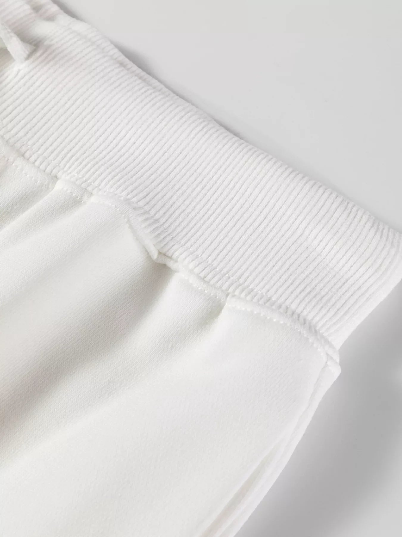 Conjunto de blusa de cuello redondo con ribetes a rayas y pantalón