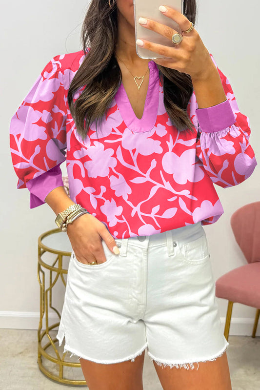 Blusa roja con estampado floral, cuello en V con abertura y manga pulsera con puño