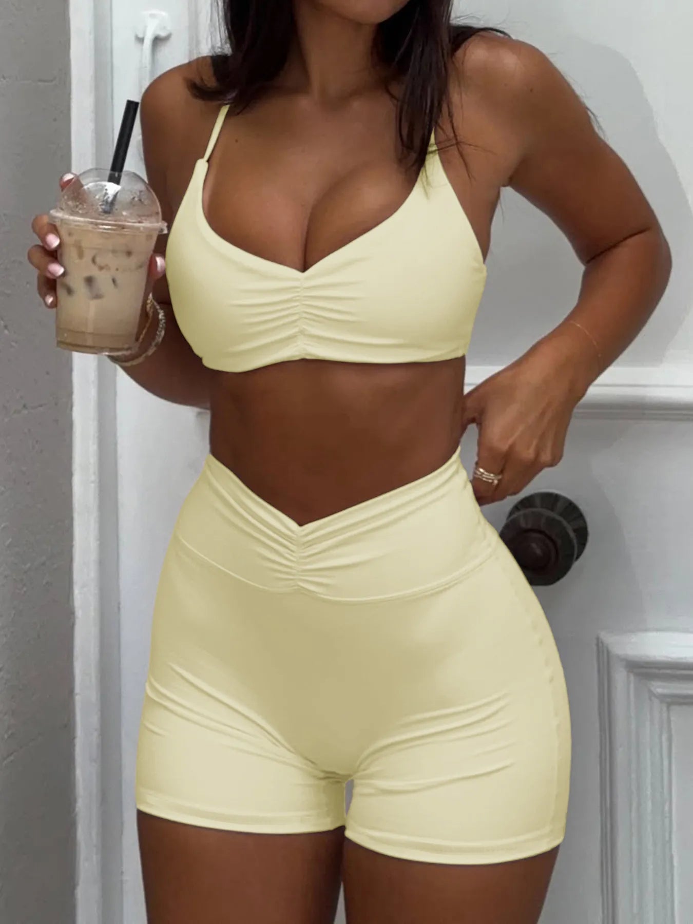 Conjunto deportivo de top ruched y shorts de tiro alto