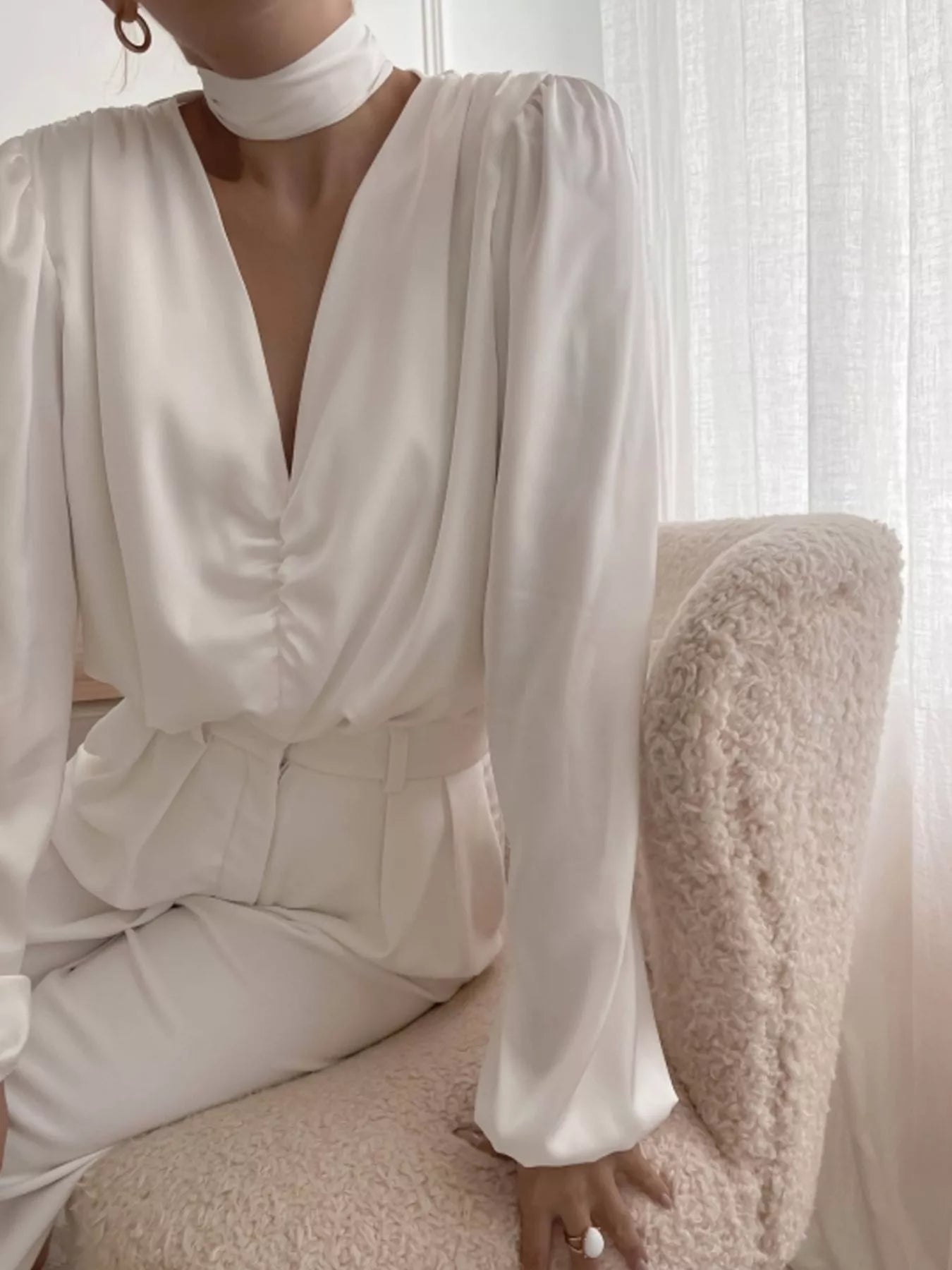 Blusa de manga larga fruncida con cuello en V