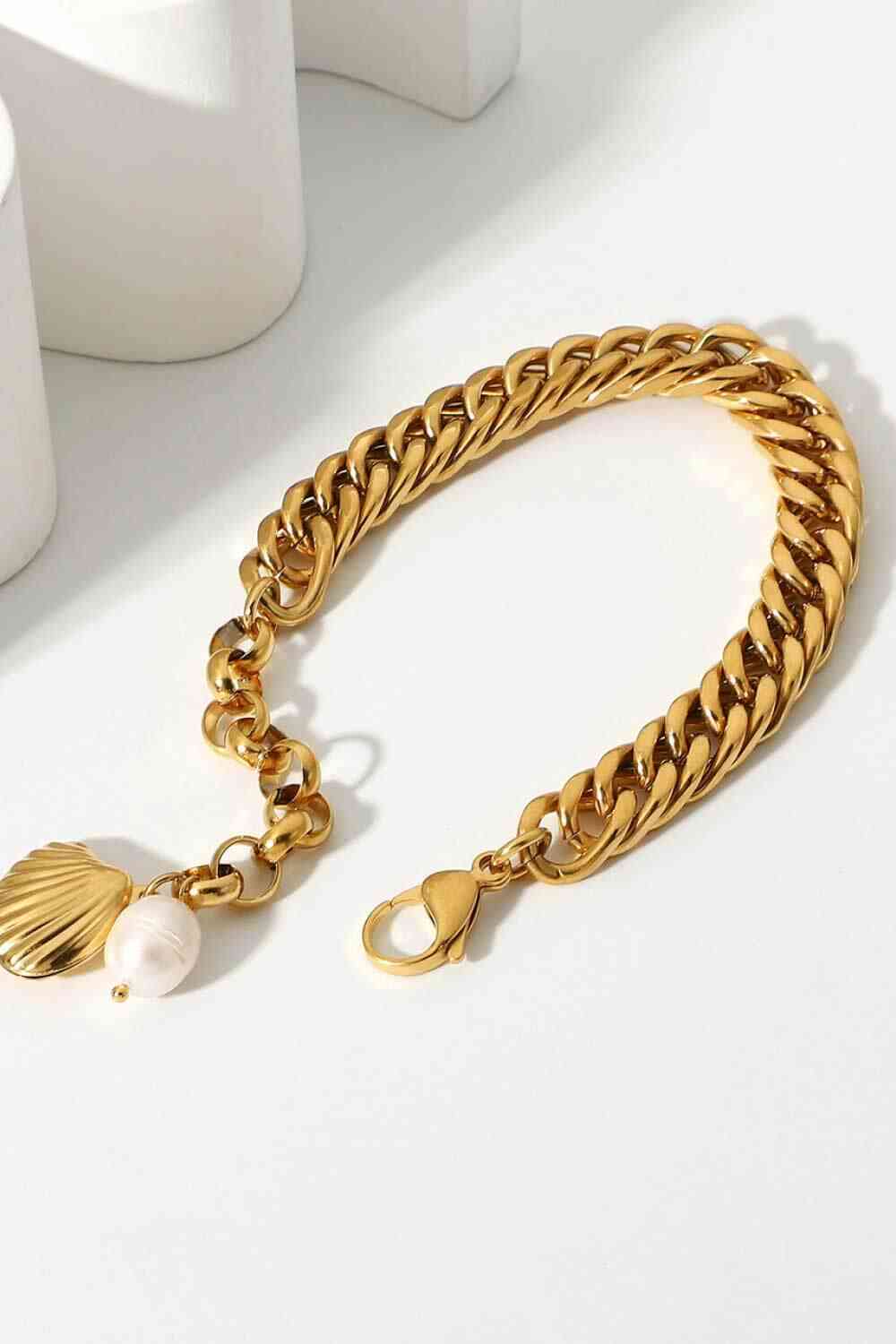 Pulsera de cadena barbada con baño de oro de 18 quilates GlamGold – Elegante detalle de perla. Consulta la tabla de tallas en "más detalles".