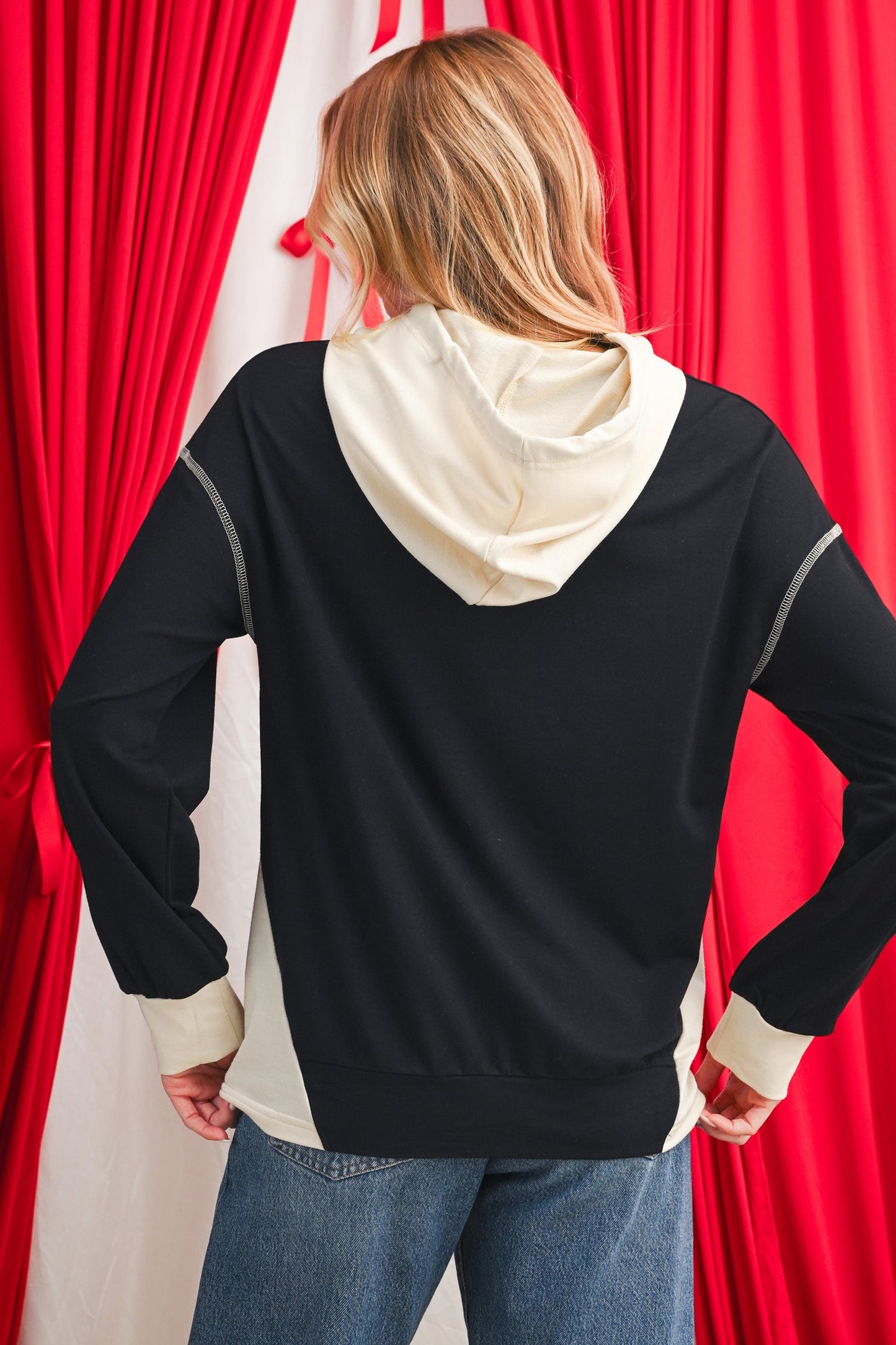 Sudadera con capucha y bolsillo canguro con ribete en contraste negro