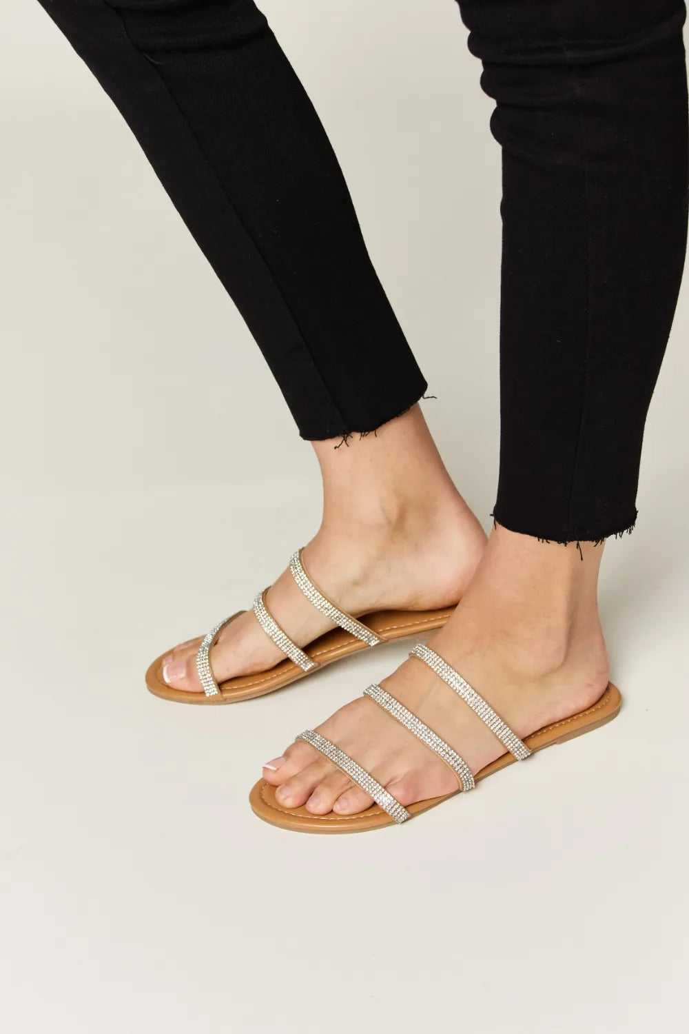 Sandalias planas de tres tiras WILD DIVA con pedrería