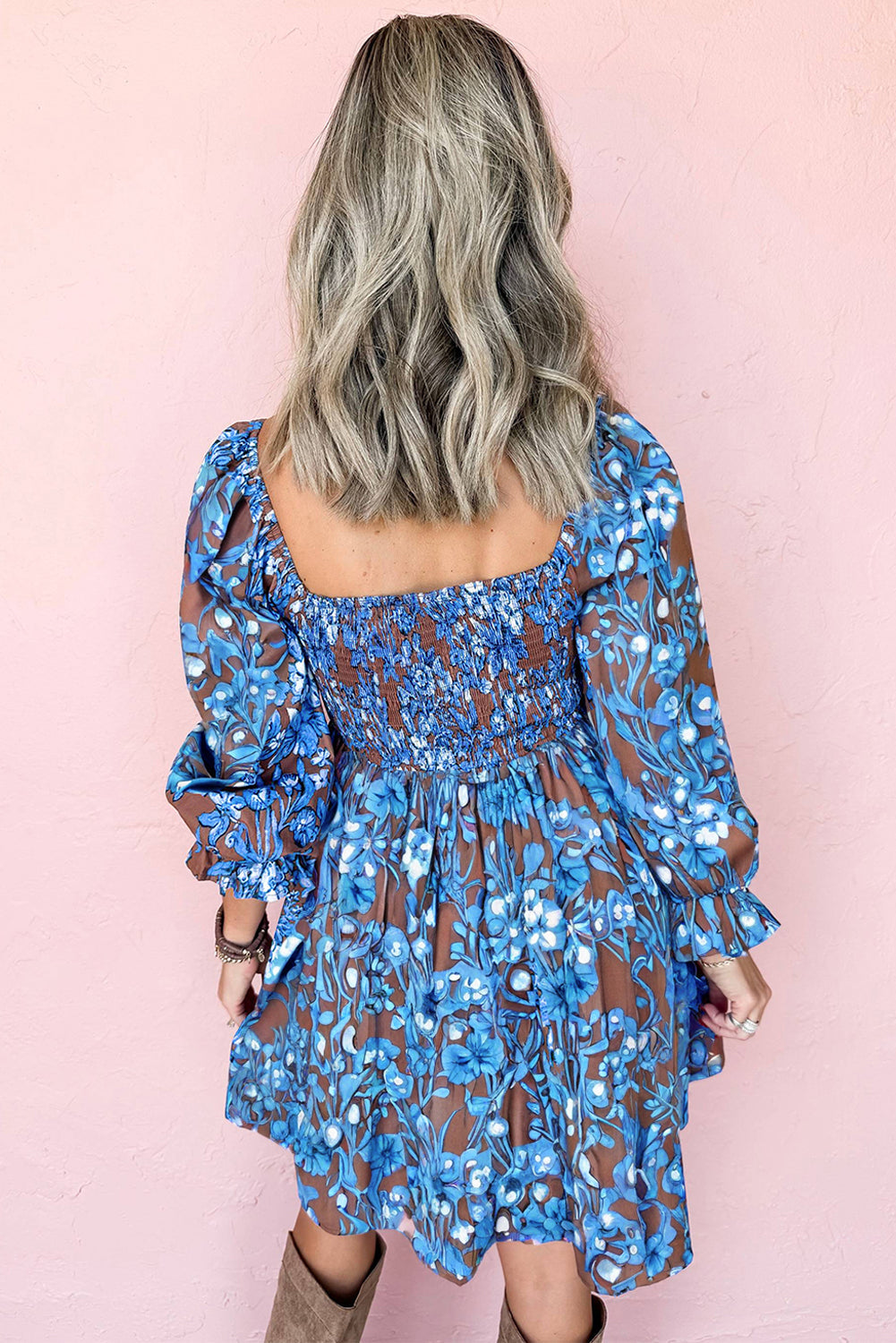 Vestido floral azul con cuerpo fruncido, cintura alta y mangas con volantes