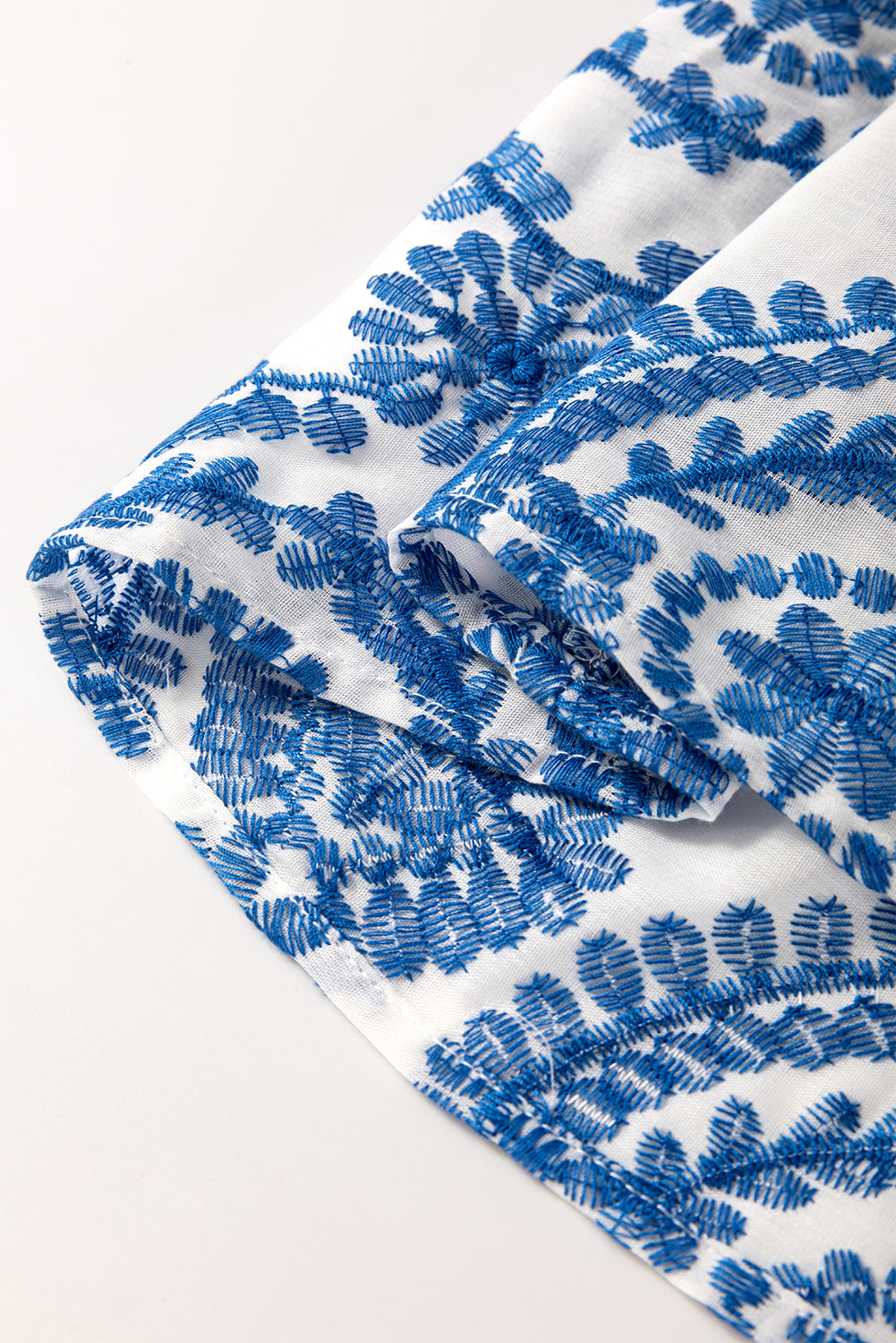 Blusa azul con estampado bohemio, manga con volantes y cuello redondo