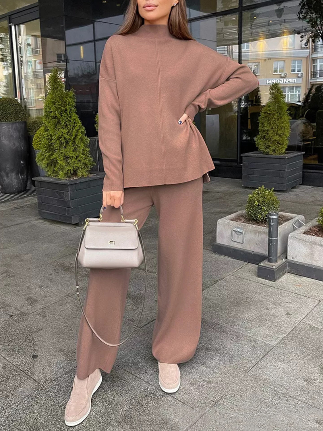 Conjunto de suéter de top de cuello simulado con aberturas y pantalón
