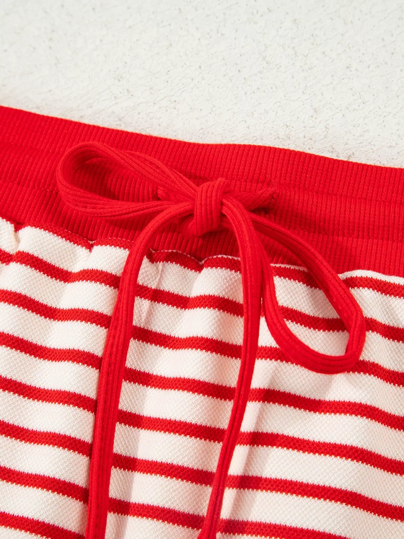 Conjunto de dos piezas de jersey de punto con cuello en V a rayas, hombros caídos y falda pantalón