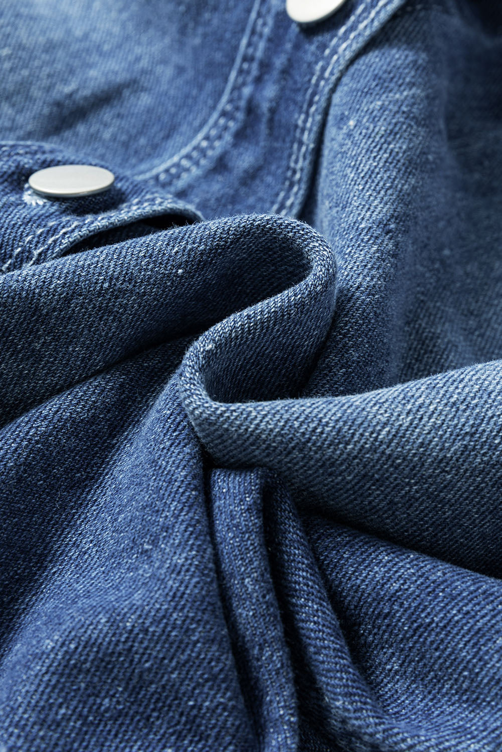 Chaqueta larga de jean celeste con lavado claro, efecto envejecido y deshilachado