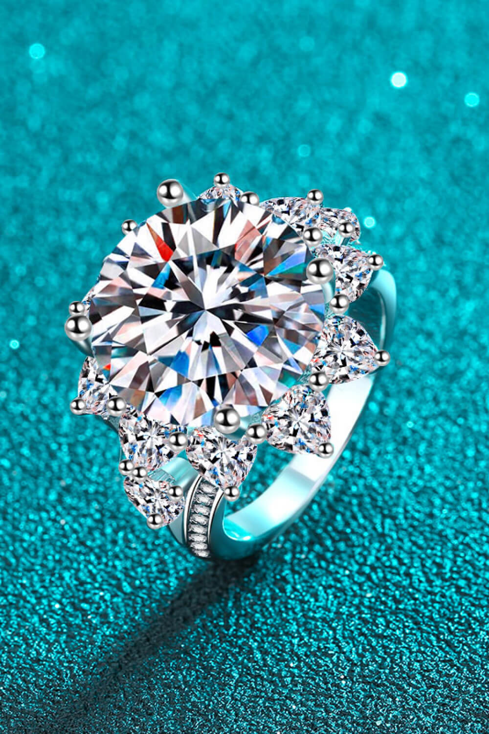 Anillo en forma de flor con moissanita de 10 quilates
