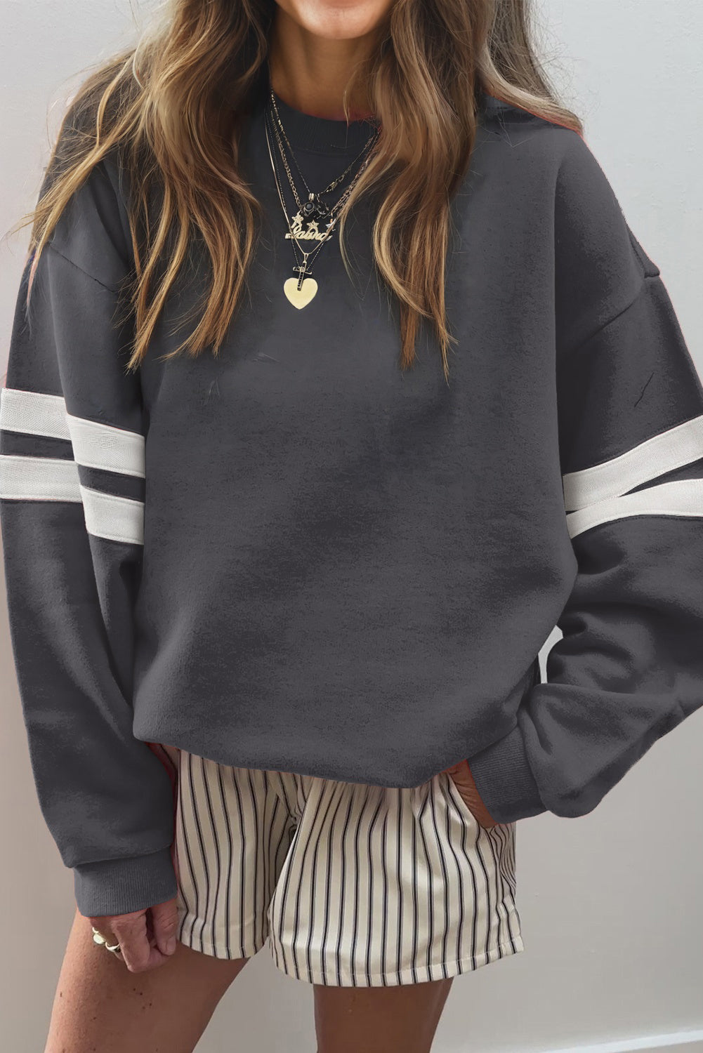 Sudadera Oversize Azul Cielo con Detalle de Rayas Universitarias y Hombros Caídos