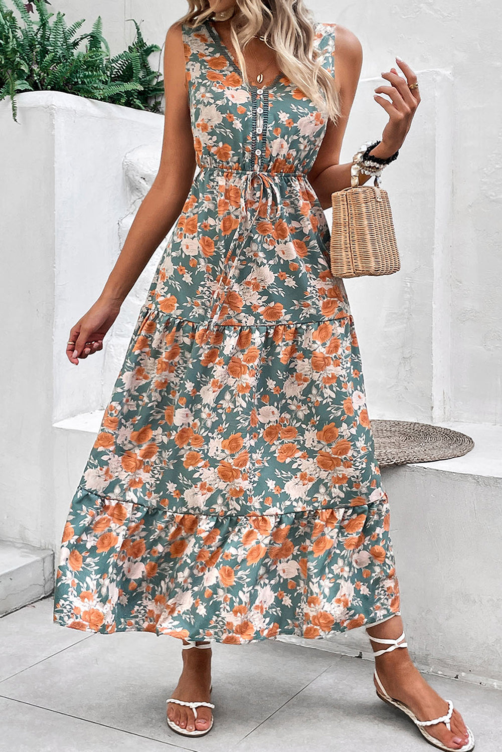 Vestido largo de fiesta sin mangas con cuello de pico, ajuste en la cintura con lazo y estampado floral verde
