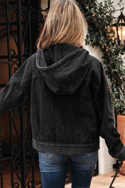 Chaqueta con capucha, hombros caídos y bolsillo en el pecho de tela vaquera. Consulta la tabla de tallas en "más detalles".