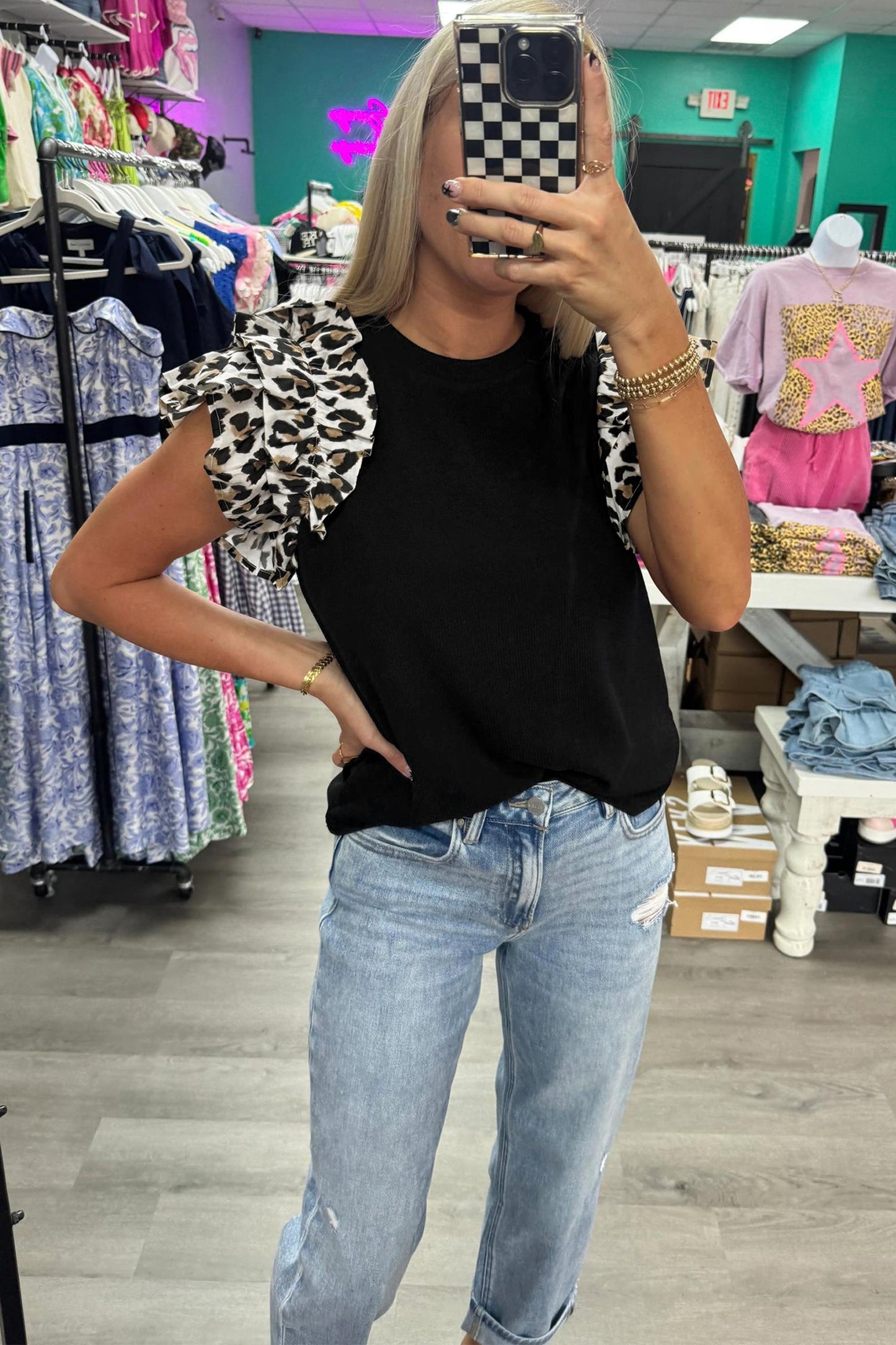 Top de punto acanalado de manga corta con volantes, contraste de leopardo negro