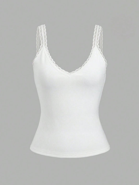 Camiseta sin mangas con tirantes anchos, escote en V y detalles de encaje