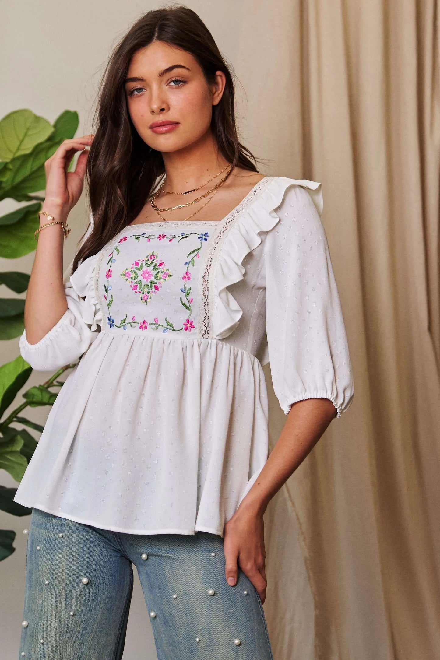 Blusa Davi & Dani con bordado floral, textura y lazo en la espalda con volantes