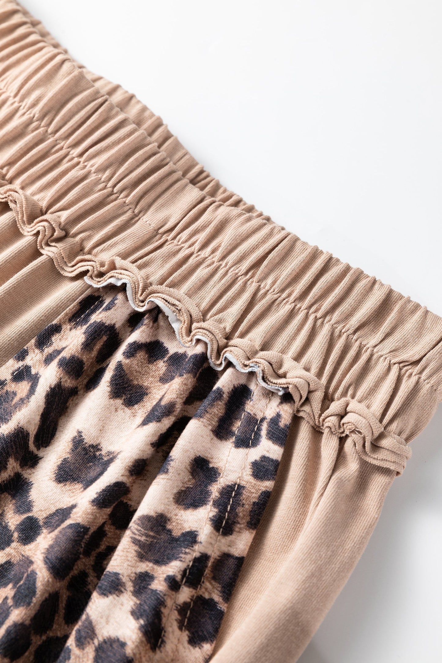 Pantalones de pernera ancha con estampado de leopardo de lavado mineral y color amarillo pajizo